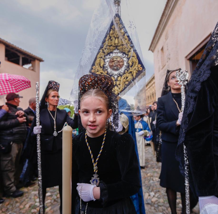 La lluvia finalmente ha hecho acto de aparición en la capital y ha provocado que la Alhambra suspenda su procesión