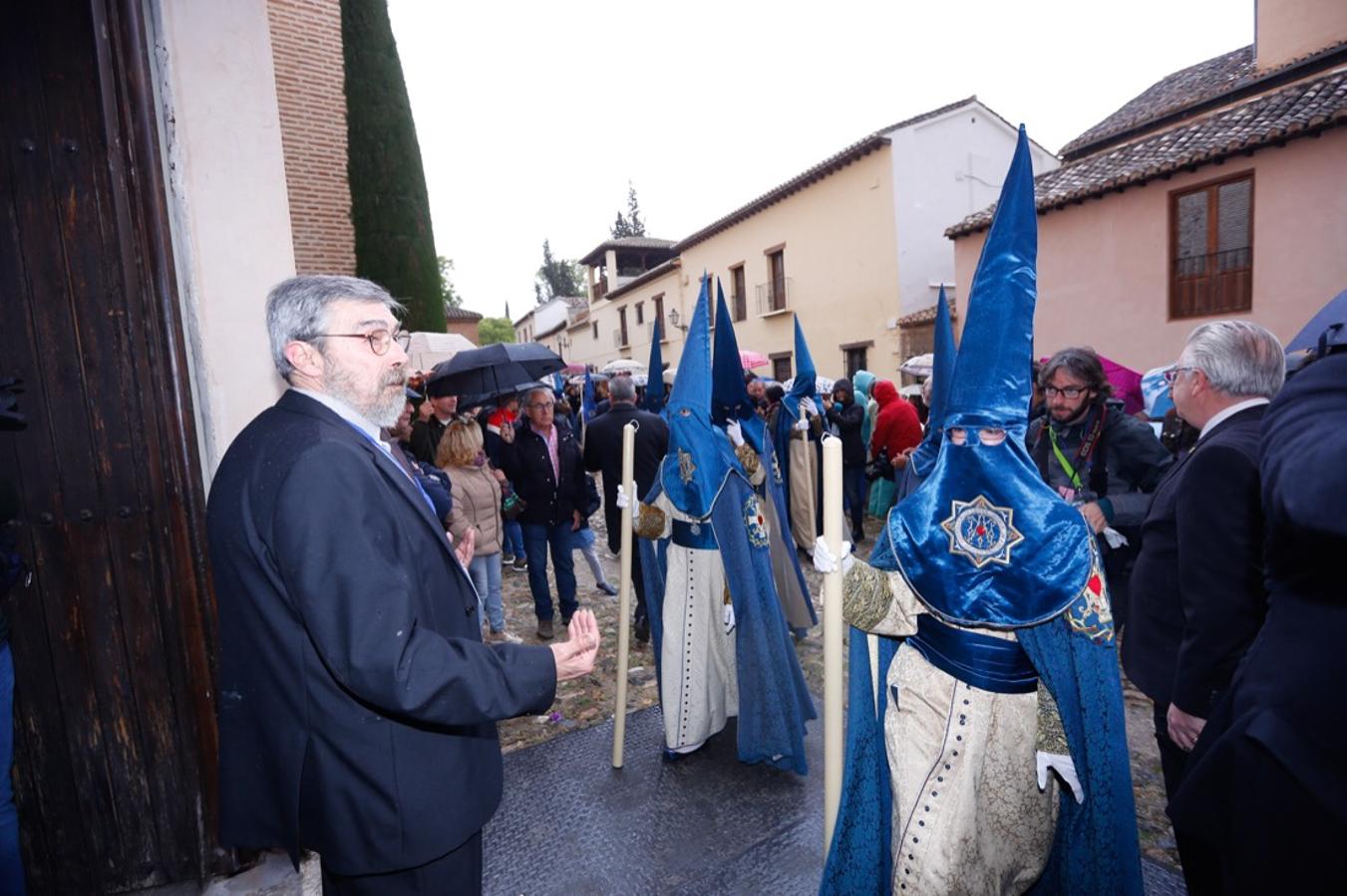 La lluvia finalmente ha hecho acto de aparición en la capital y ha provocado que la Alhambra suspenda su procesión