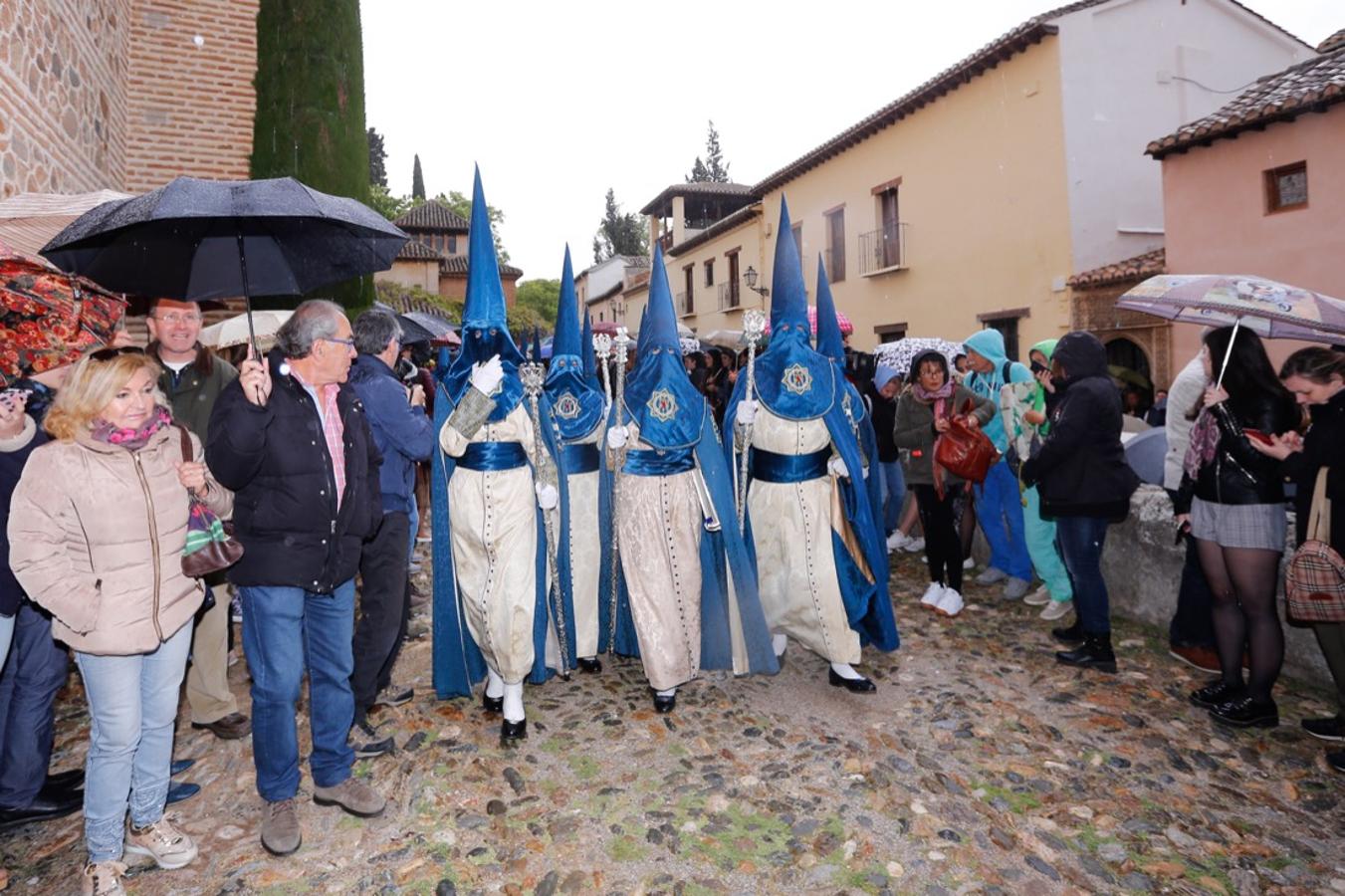 La lluvia finalmente ha hecho acto de aparición en la capital y ha provocado que la Alhambra suspenda su procesión