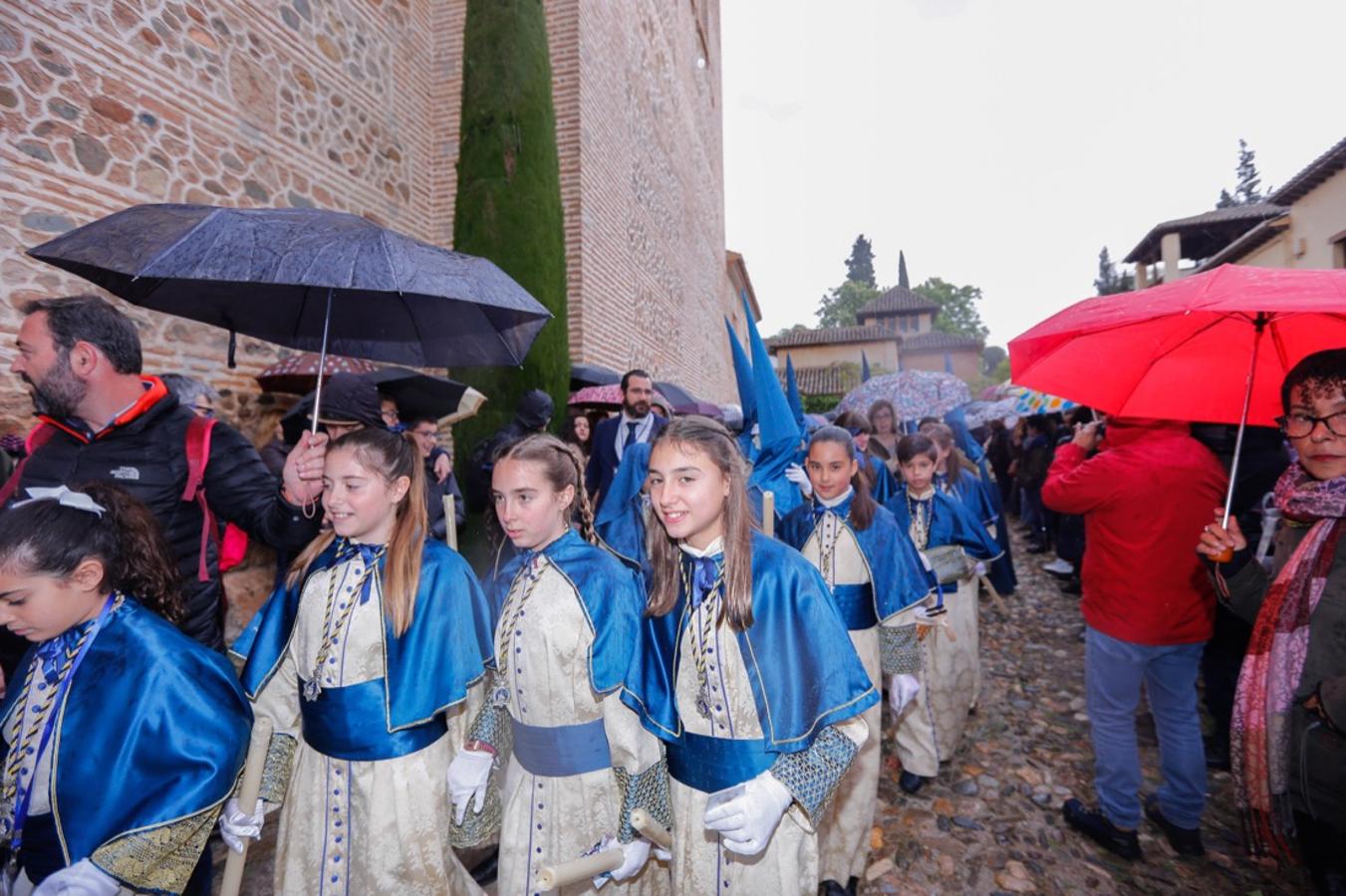 La lluvia finalmente ha hecho acto de aparición en la capital y ha provocado que la Alhambra suspenda su procesión