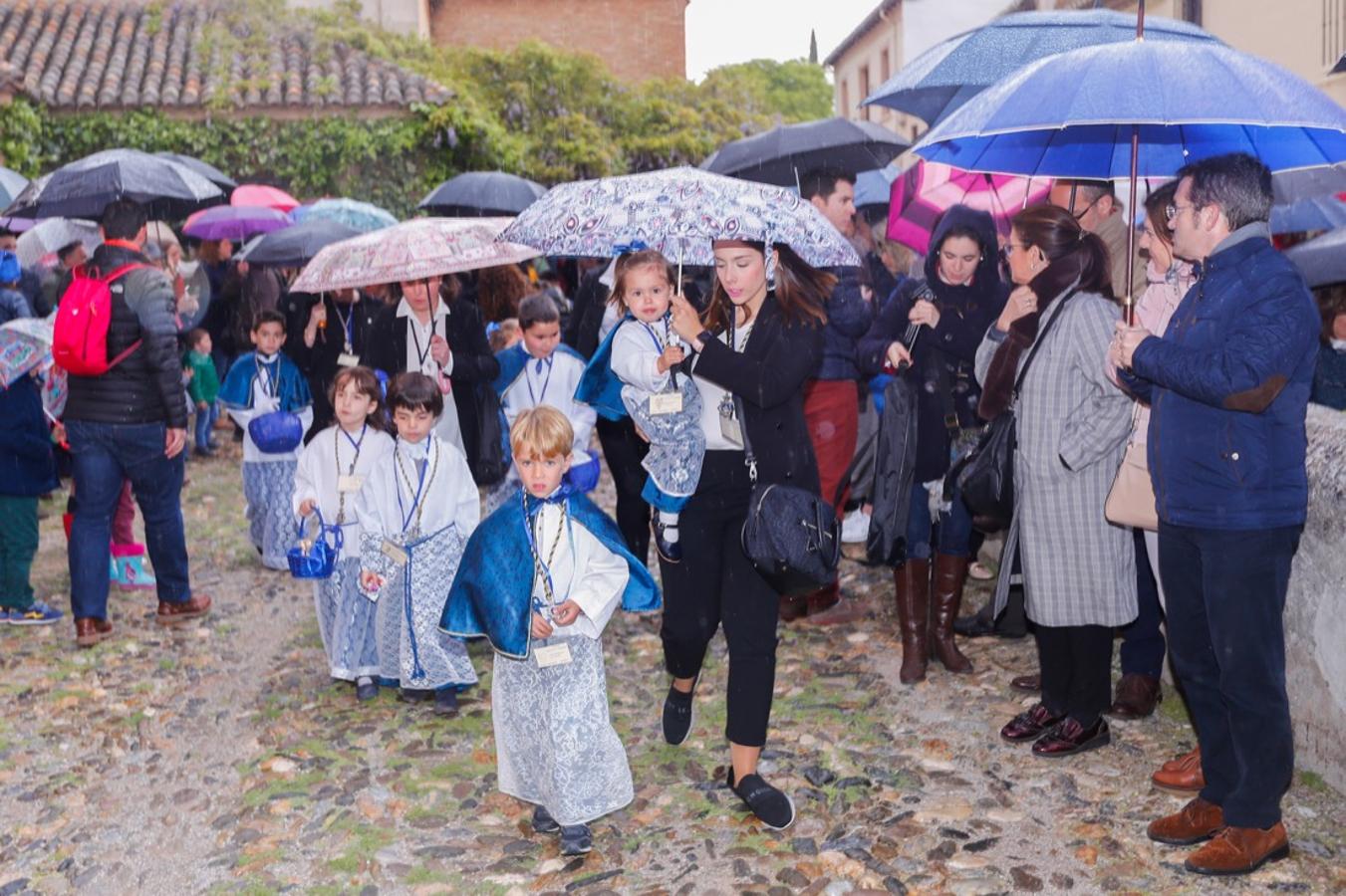 La lluvia finalmente ha hecho acto de aparición en la capital y ha provocado que la Alhambra suspenda su procesión