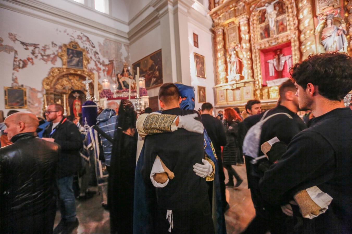 La lluvia finalmente ha hecho acto de aparición en la capital y ha provocado que la Alhambra suspenda su procesión