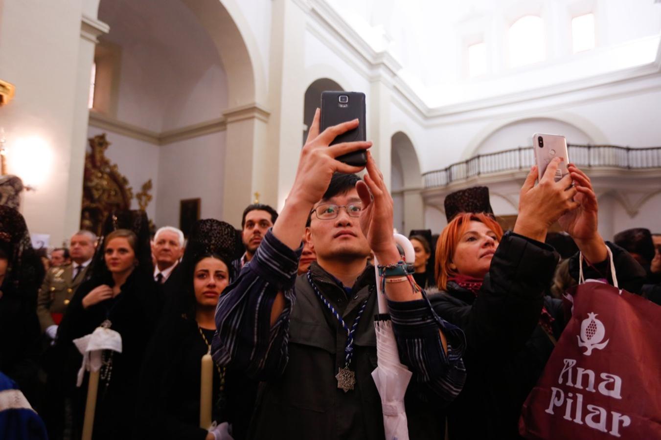 La lluvia finalmente ha hecho acto de aparición en la capital y ha provocado que la Alhambra suspenda su procesión