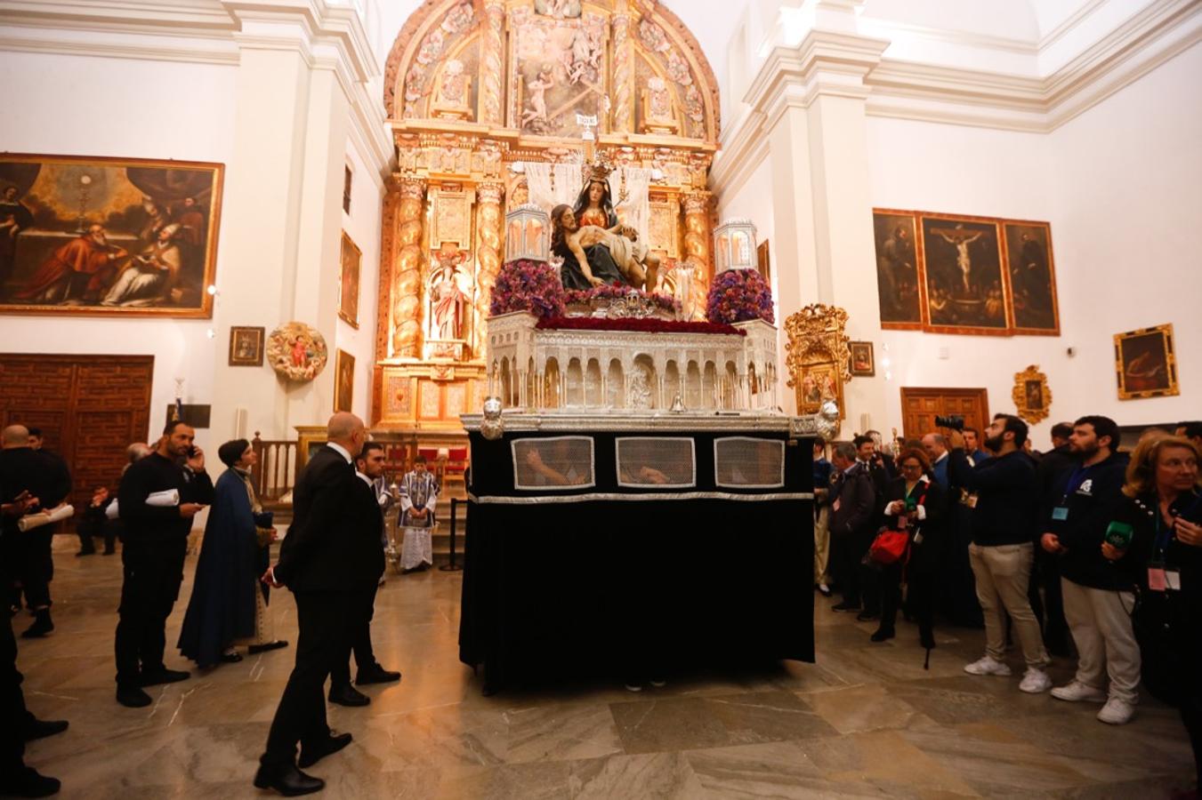 La lluvia finalmente ha hecho acto de aparición en la capital y ha provocado que la Alhambra suspenda su procesión