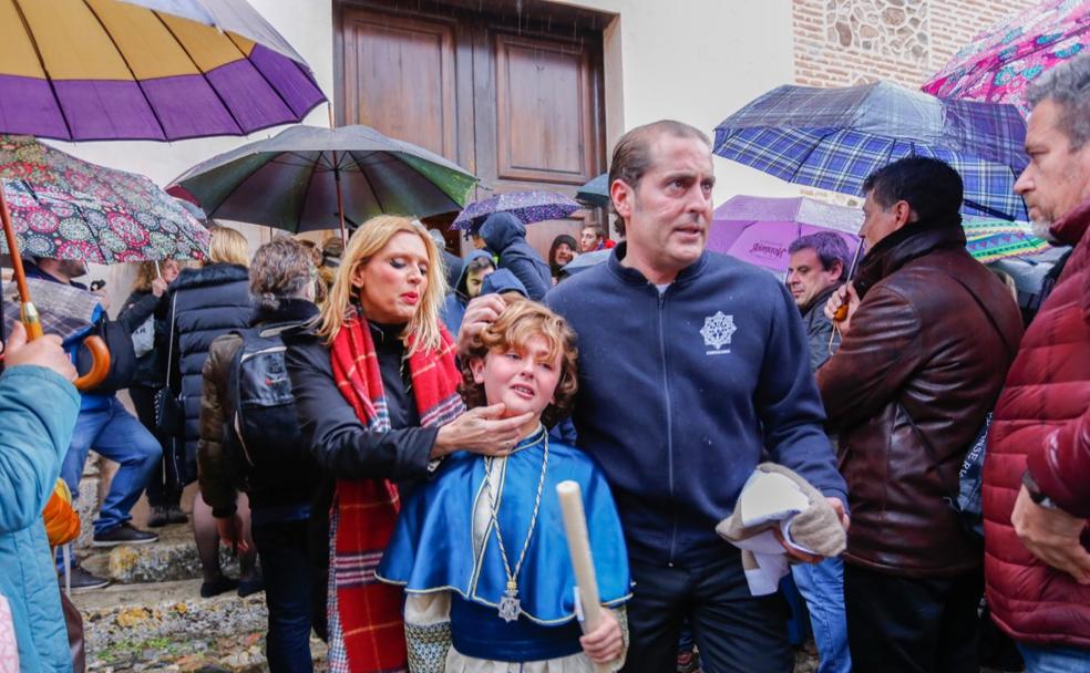 Dolor y lágrimas en el exterior de la iglesia de Santa María de la Alhambra tras suspenderse la estación de penitencia. 