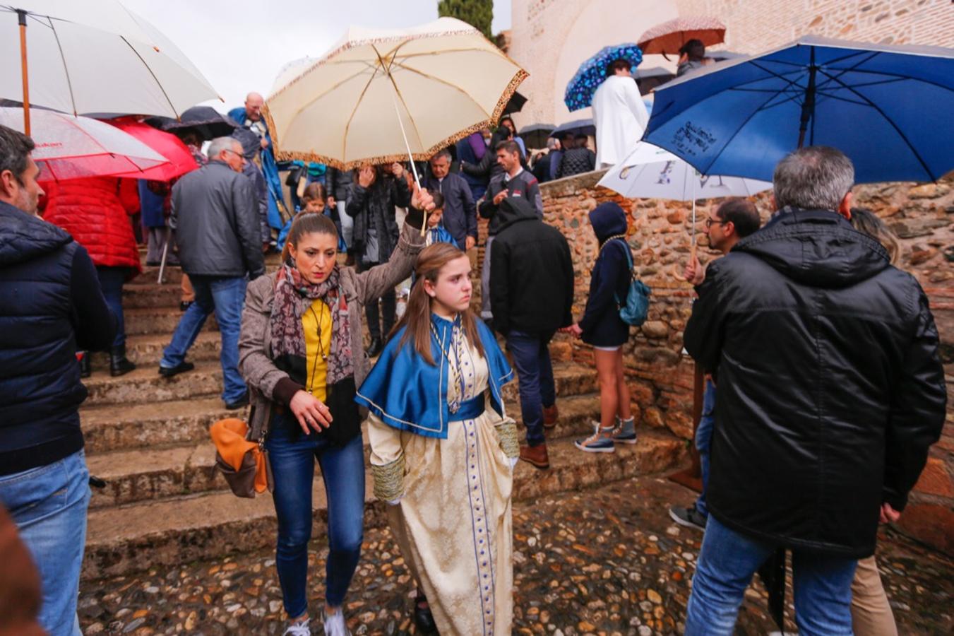 La lluvia finalmente ha hecho acto de aparición en la capital y ha provocado que la Alhambra suspenda su procesión