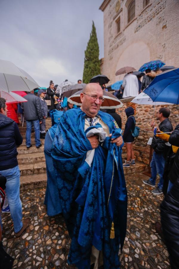 La lluvia finalmente ha hecho acto de aparición en la capital y ha provocado que la Alhambra suspenda su procesión