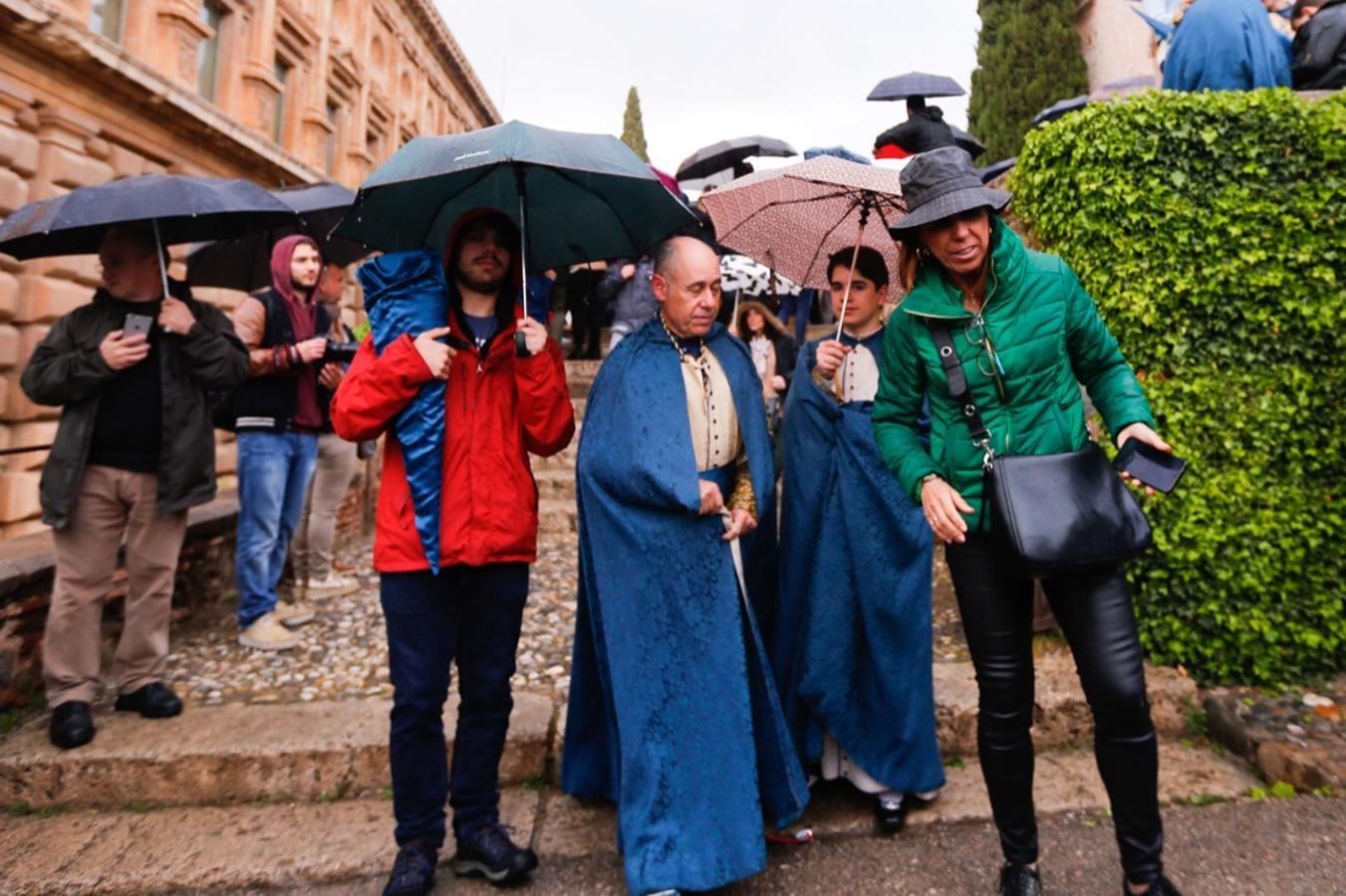 La lluvia finalmente ha hecho acto de aparición en la capital y ha provocado que la Alhambra suspenda su procesión