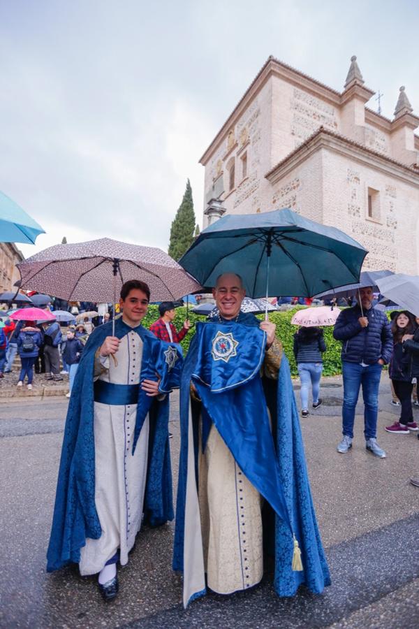 La lluvia finalmente ha hecho acto de aparición en la capital y ha provocado que la Alhambra suspenda su procesión