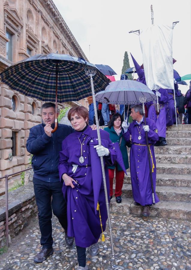 La lluvia finalmente ha hecho acto de aparición en la capital y ha provocado que la Alhambra suspenda su procesión