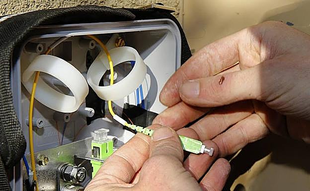 Imagen de archivo. Técnico realiza una instalación de la fibra óptica.