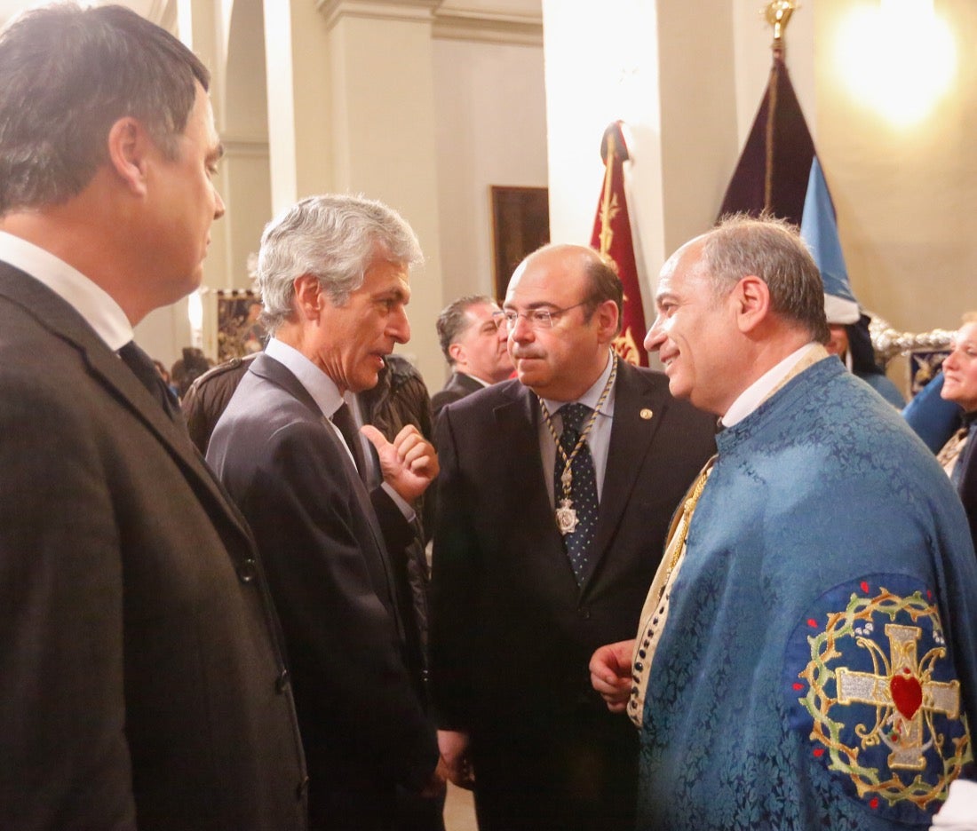 La lluvia finalmente ha hecho acto de aparición en la capital y ha provocado que la Alhambra suspenda su procesión