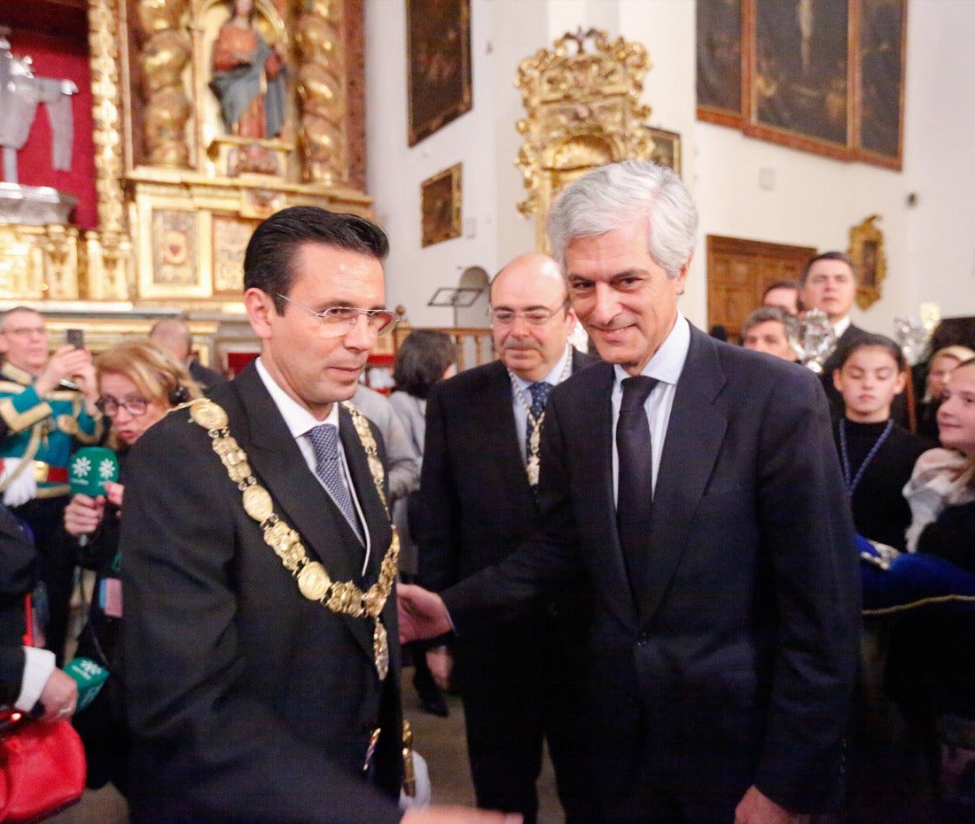 La lluvia finalmente ha hecho acto de aparición en la capital y ha provocado que la Alhambra suspenda su procesión