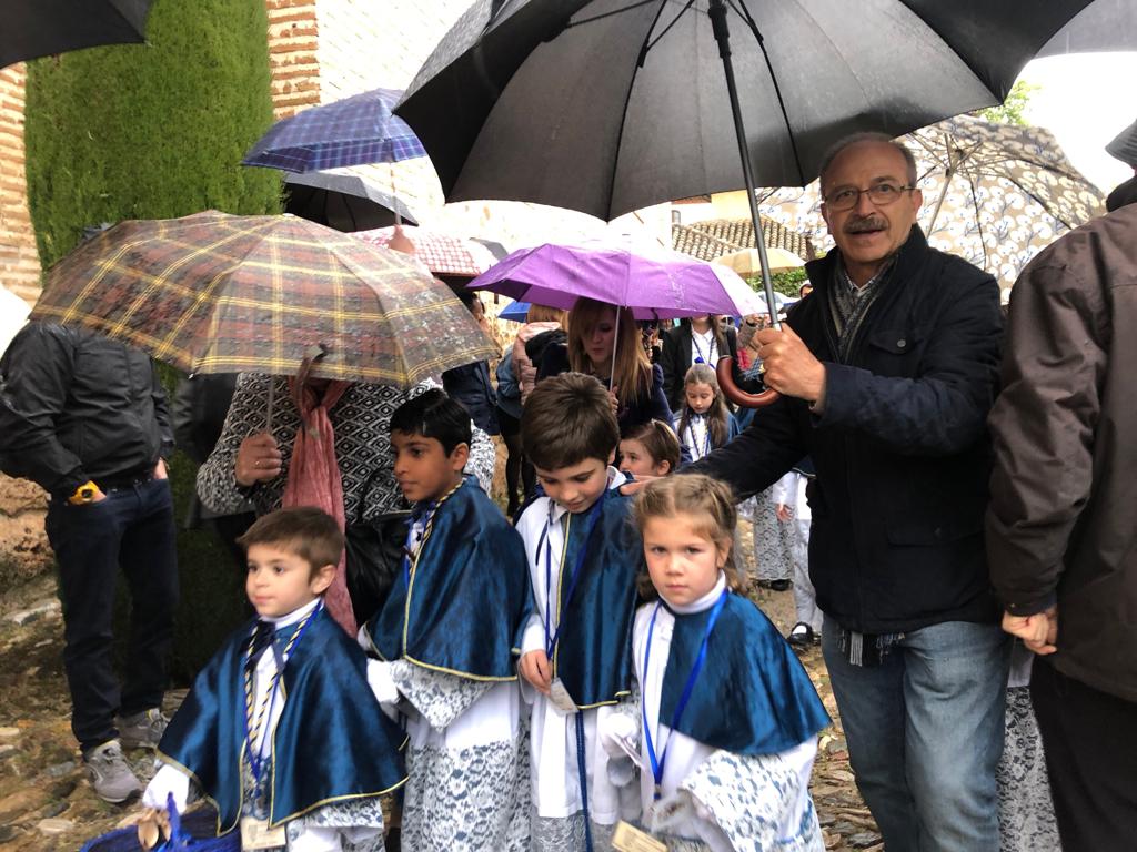 La lluvia olbigó a la Alhambra a quedarse en su templo