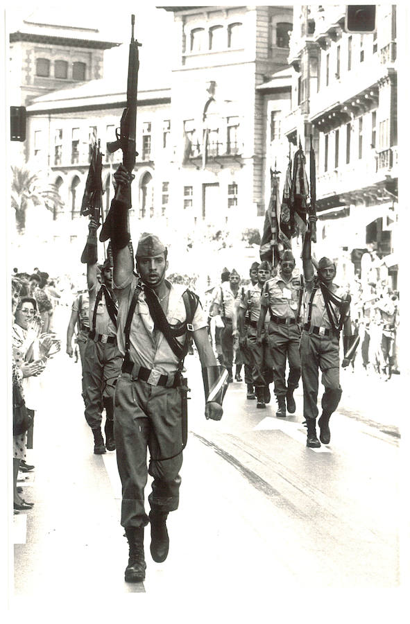 Los granadinos aplaudían el desfile de la Legión desde el Triunfo hasta la colina