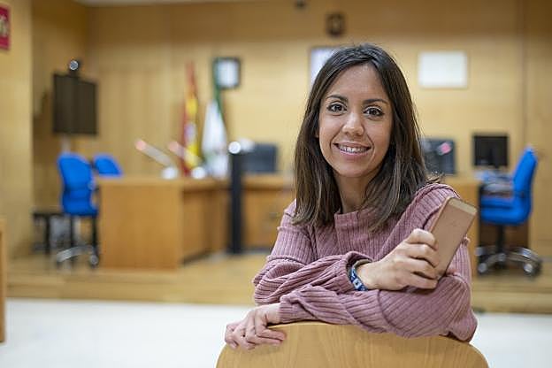Cristina Pardo, en la sala de vistas de los juzgados de Menores de Granada. 