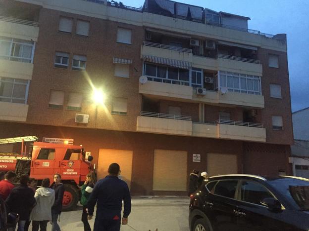 Intervención de los bomberos de Linares en el edificio afectado en Bailén anoche. 