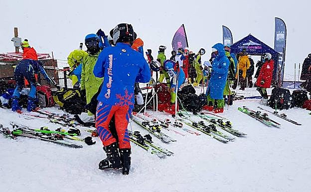 La nieve arrecia sobre los esquiadores en el Prado de los Monjas.