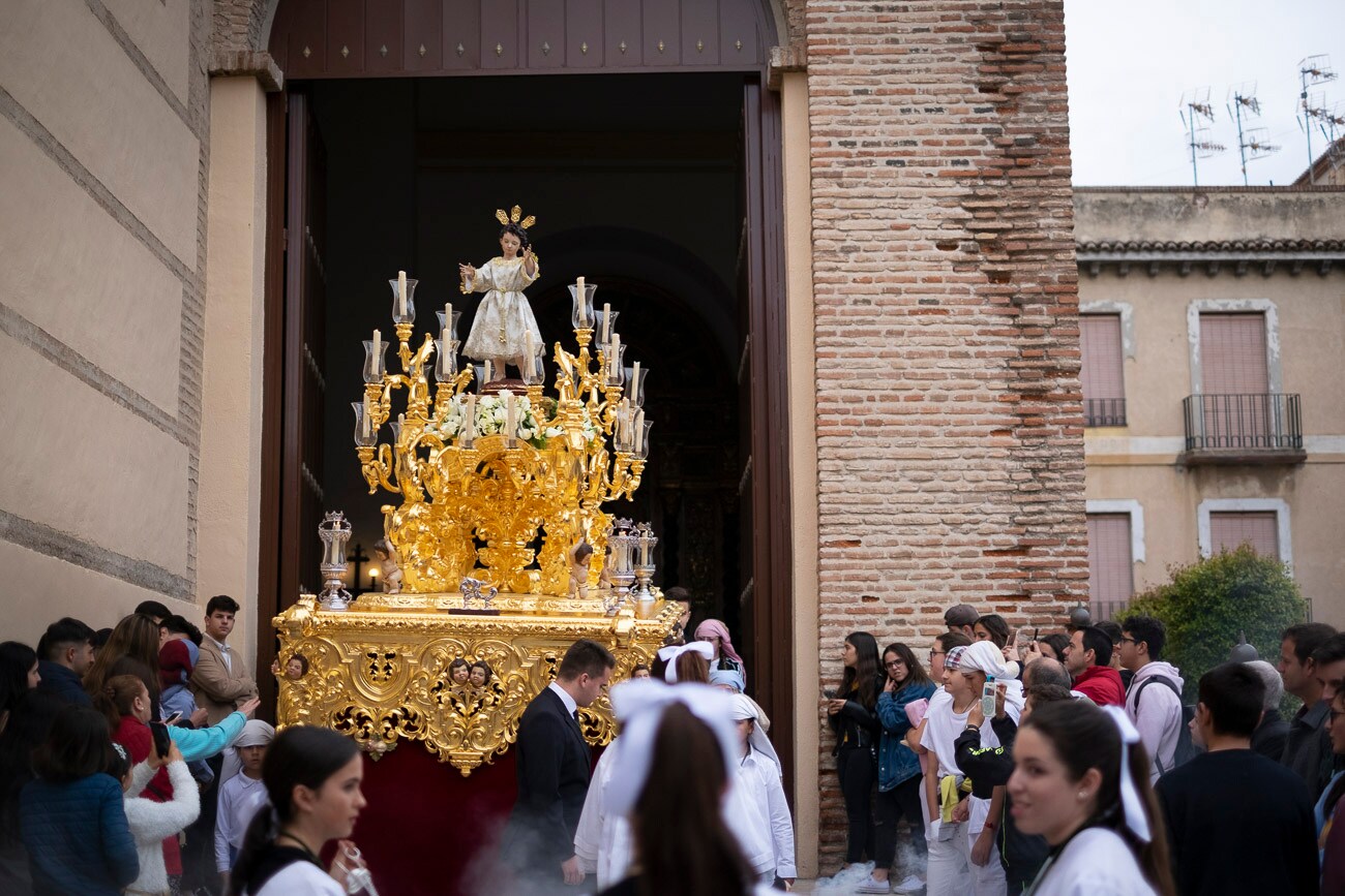 El sonido de las campanitas que portaban niños y mayores tocando al paso del trono del Dulce Nombre de Jesús se convierte en la mejor guía para seguir esta procesión por las calles del centro motrileño, una procesión que por primera vez en su historia ha pasado por carrera oficial.