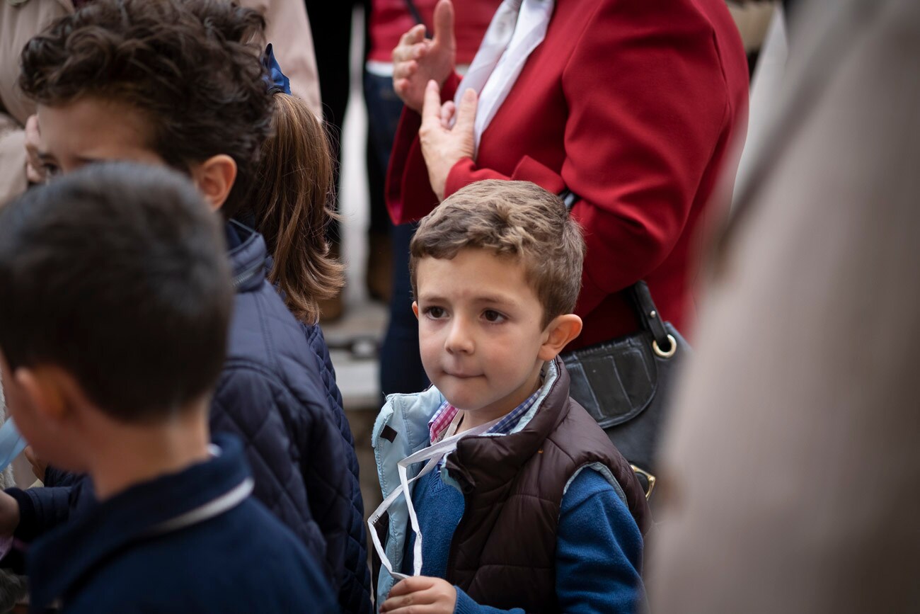 El sonido de las campanitas que portaban niños y mayores tocando al paso del trono del Dulce Nombre de Jesús se convierte en la mejor guía para seguir esta procesión por las calles del centro motrileño, una procesión que por primera vez en su historia ha pasado por carrera oficial.