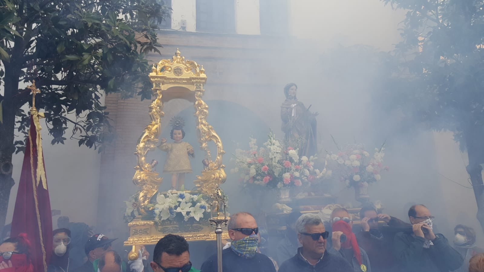 Más de 175.000 petardos se han tirado este Domingo de Ramos en la procesión del Niño Resucitado de Cúllar Vega, una tradición que está declarada de Interés Cultural por la Junta de Andalucía.