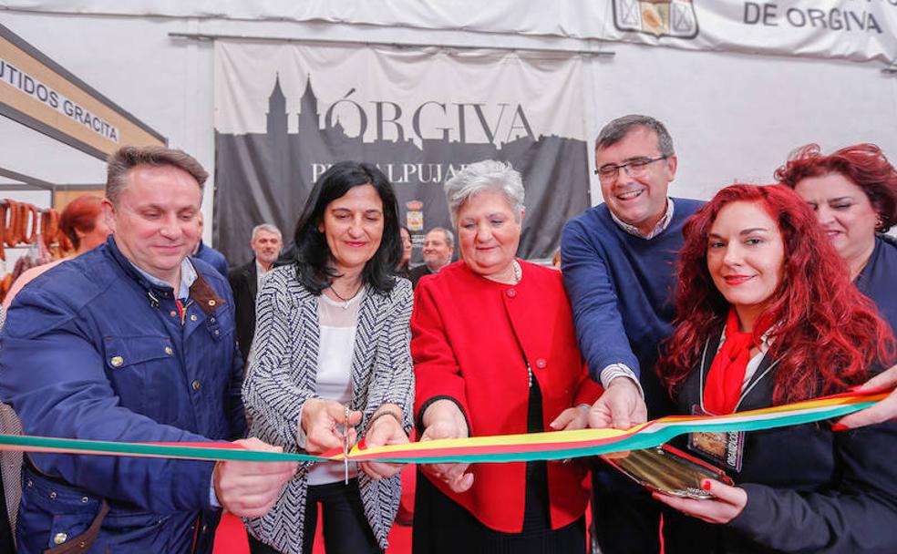 Representantes de la Diputación, Subdelegación del Gobierno, Ayuntamiento de Órgiva, el candidato al Congreso, y del Parlamento de Andalucía, cortan la cinta para inaugurar la feria 'Hecho en la Alpujarra', en Órgiva. 