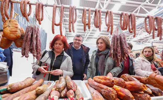 Los candidatos del PSOE compran embutidos en su visita a la feria 'Hecho en la Alpujarra'.