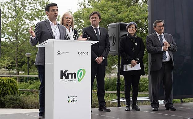 El alcalde de Granada, Francisco Cuenca, se dirige a los asistentes a la inauguración del tótem.