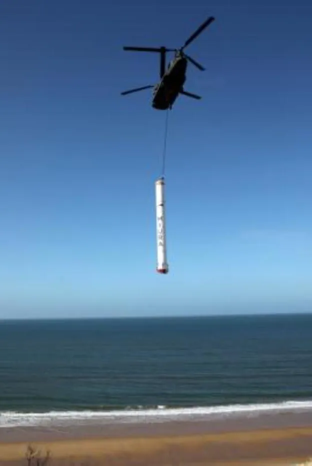 El 'Chinook' inicia el traslado del cohete.