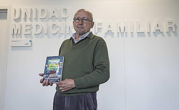 El médico granadino Manuel Gálvez, autor de la obra '¡Vive!', en la Facultad de Medicina de la UGR.