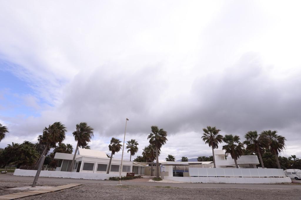 El portal de compra-venta y una inmobiliaria de la zona ofertan un establecimiento por 800.000 euros, cuyo suelo quiere recuperar el Ayuntamiento de Motril