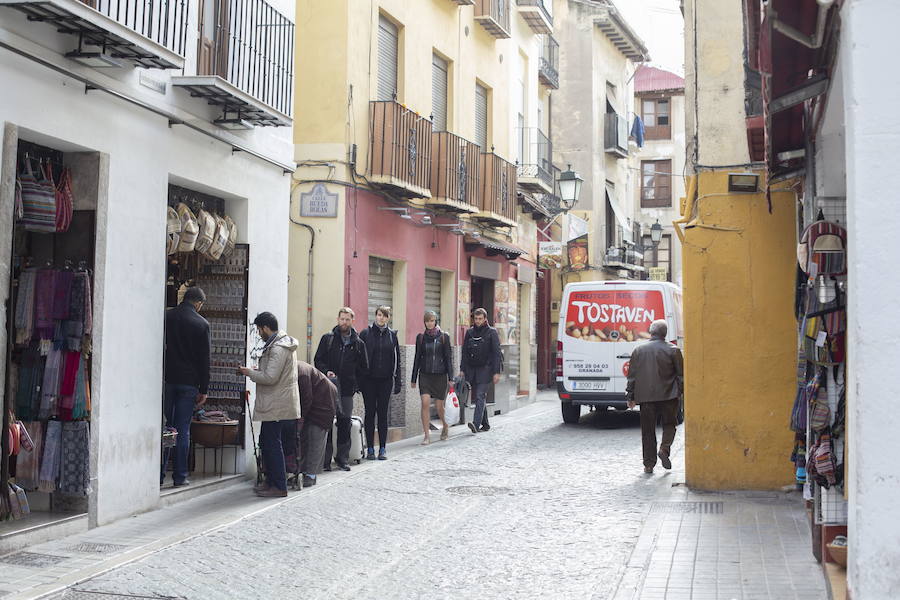 Turistas pasean por la calle Elvira