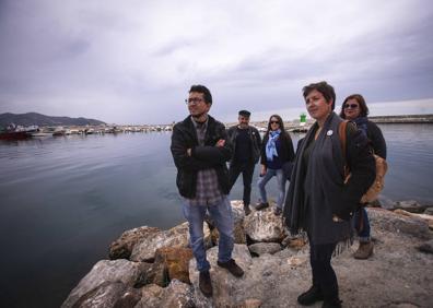 Imagen secundaria 1 - La comitiva de Unidas Podemos denunció el CATE (Centro de Atención Temporal de extranjeros) del Puerto de Motril.