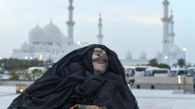 Munira Abdulla, ya en proceso de recuperación, visita en silla de ruedas la gran mezquita de Sheikh Zayed, en Abu Dabi.