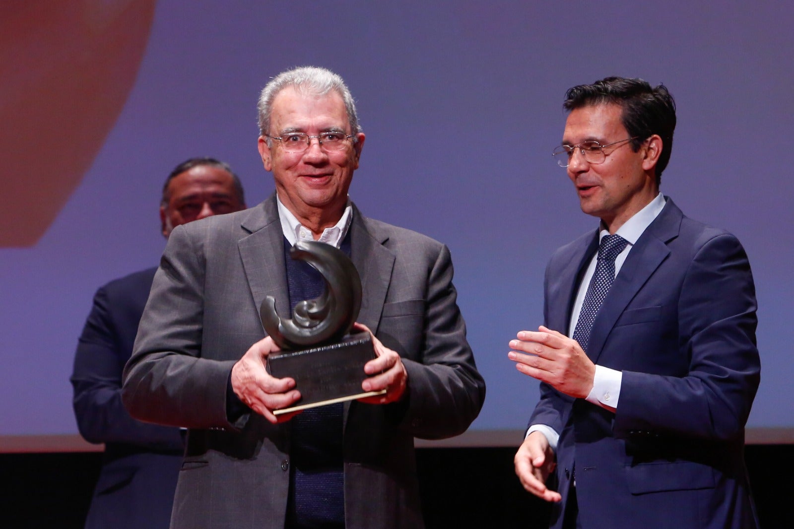 El acto de entrega de la décimo quinta edición del Premio Internacional de Poesía García Lorca sirve de homenaje al autor de Antioquía. 