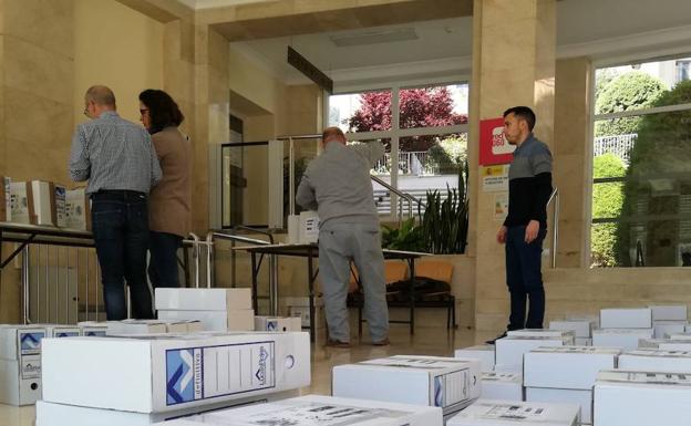 Preparativos para las elecciones generales, en la Subdelegación del Gobierno en Jaén, este viernes. 