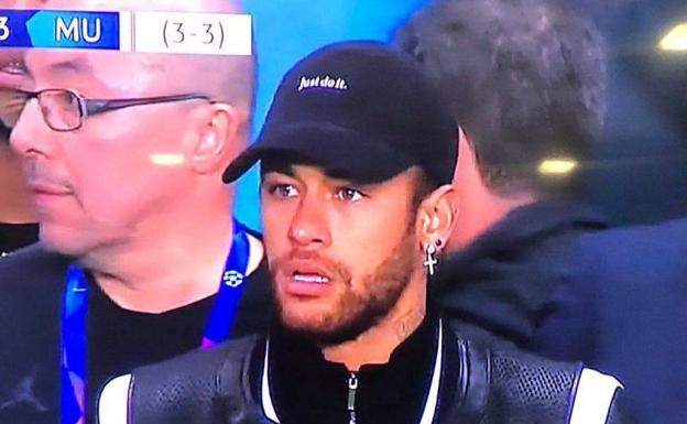 Neymar, en la grada del Parque de los Príncipes durante el partido ante el PSG. 