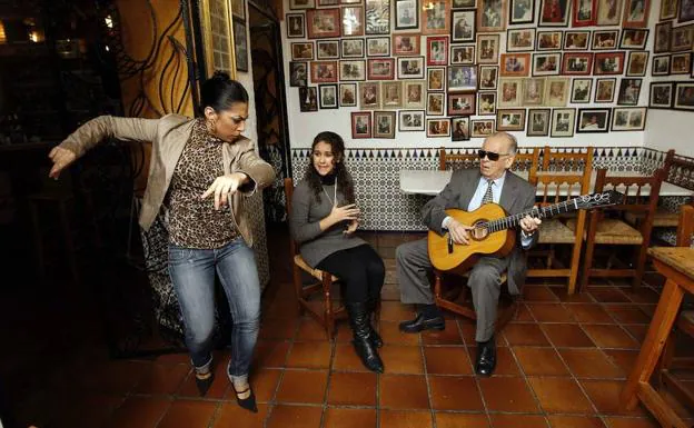 Fuensanta Fresneda 'La Moneta', la cantaora Ana Monchón y el guitarrista Vicente 'El Granaíno', en la peña flamenca 'La Platería'.
