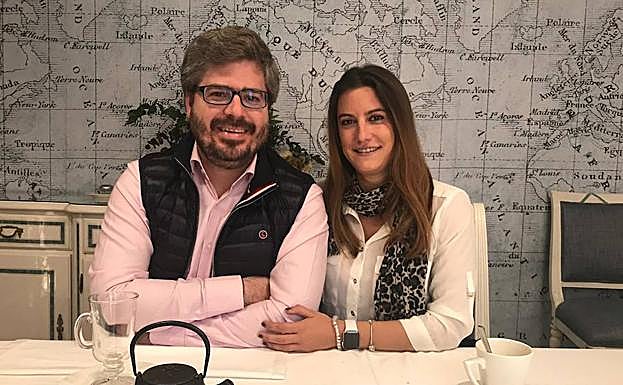 Fran Hervías, candidato de Ciudadanos, almueza junto a su mujer, Virginia, en Alicante.