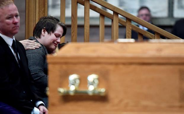 Sara Canning llora la muerte de su pareja, la periodista Lyra McKee, durante el funeral celebrado en Belfast.