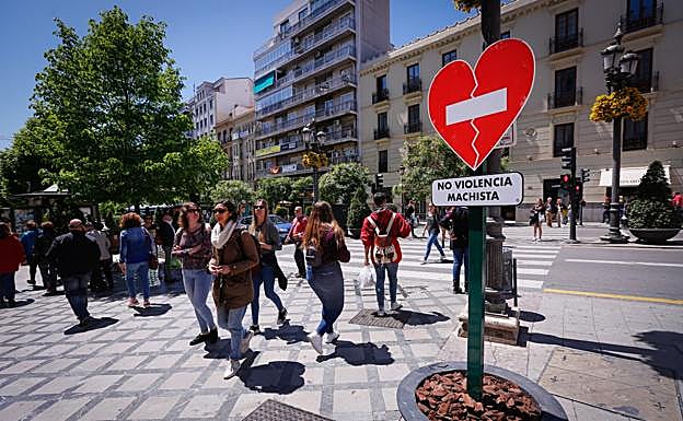 Granada se llena de señales de tráfico contra la violencia machista