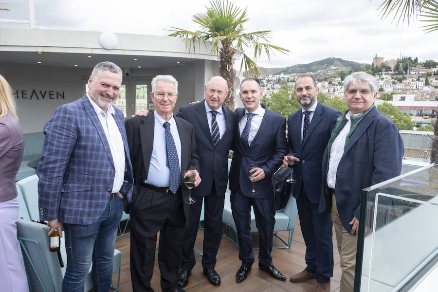 Amigos, familiares y compañeros del mundo empresarial y de la Federación Provincial de Hostelería despidieron a Trinitario Betoret como presidente de la institución, cargo que dejó antes de ser incluido en la lista del PP para el Ayuntamiento de Granada en las próximas elecciones municipales, una plaza a la que finalmente ha renunciado por motivos personales. La cita fue en la terraza del Hotel Carmen.