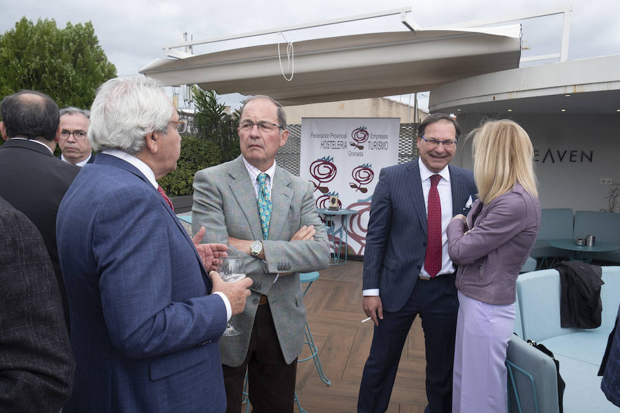 Amigos, familiares y compañeros del mundo empresarial y de la Federación Provincial de Hostelería despidieron a Trinitario Betoret como presidente de la institución, cargo que dejó antes de ser incluido en la lista del PP para el Ayuntamiento de Granada en las próximas elecciones municipales, una plaza a la que finalmente ha renunciado por motivos personales. La cita fue en la terraza del Hotel Carmen.