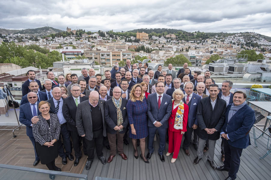 Amigos, familiares y compañeros del mundo empresarial y de la Federación Provincial de Hostelería despidieron a Trinitario Betoret como presidente de la institución, cargo que dejó antes de ser incluido en la lista del PP para el Ayuntamiento de Granada en las próximas elecciones municipales, una plaza a la que finalmente ha renunciado por motivos personales. La cita fue en la terraza del Hotel Carmen.