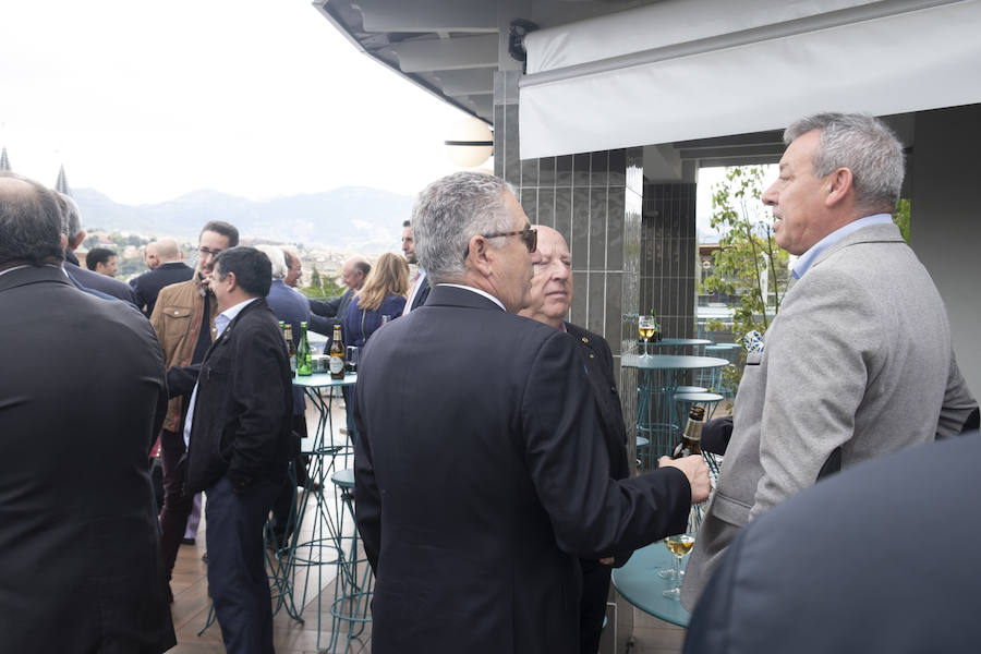 Amigos, familiares y compañeros del mundo empresarial y de la Federación Provincial de Hostelería despidieron a Trinitario Betoret como presidente de la institución, cargo que dejó antes de ser incluido en la lista del PP para el Ayuntamiento de Granada en las próximas elecciones municipales, una plaza a la que finalmente ha renunciado por motivos personales. La cita fue en la terraza del Hotel Carmen.