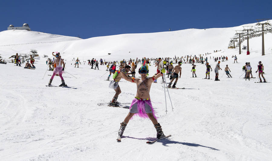500 de esquiadores y snowboarders han participado este sábado en la VII Bajada en Bañador