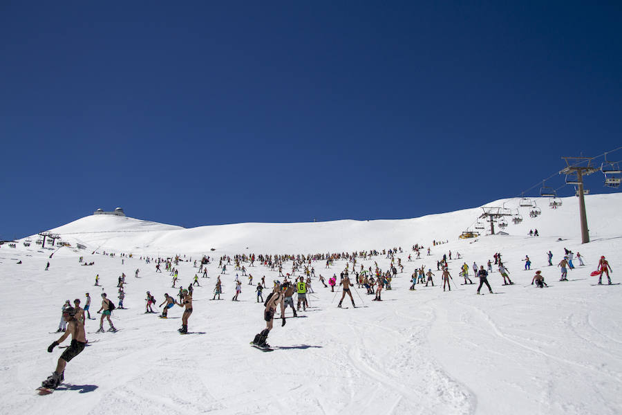 500 de esquiadores y snowboarders han participado este sábado en la VII Bajada en Bañador