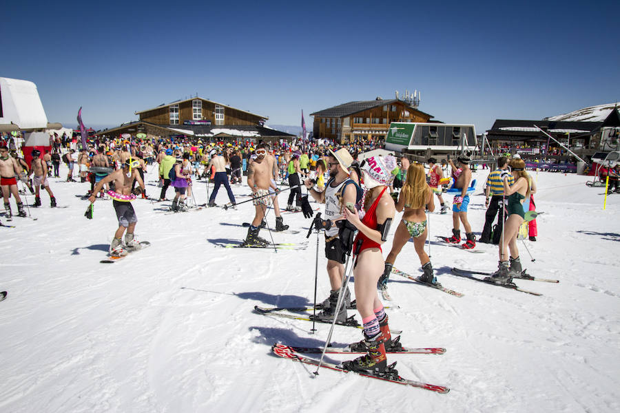 500 de esquiadores y snowboarders han participado este sábado en la VII Bajada en Bañador