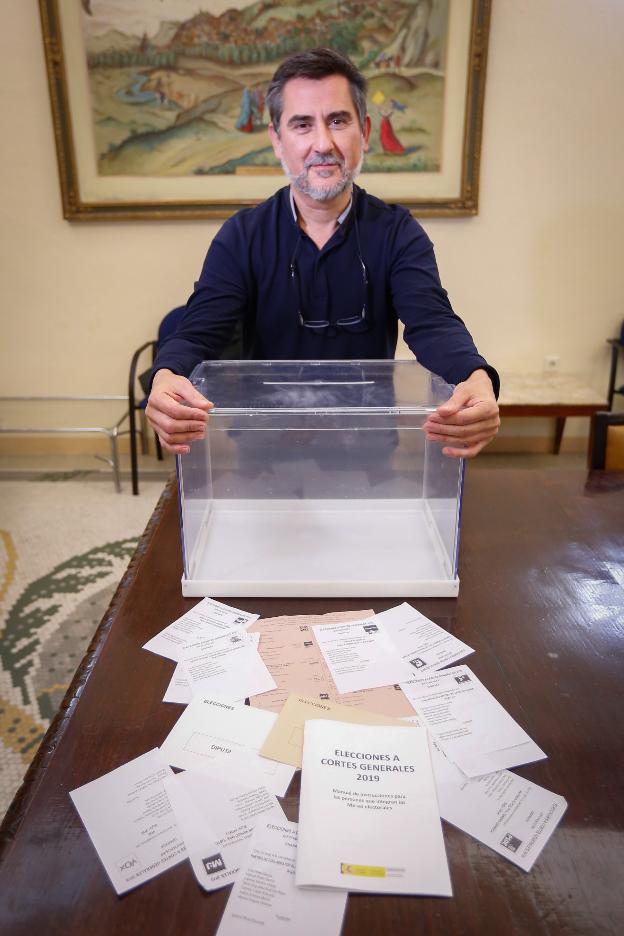 Enrique Álvarez Vigil es el encargado de la logística de estas próximas elecciones.