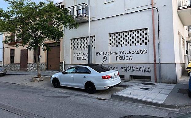 28-A en Granada: Denuncian la aparición de pintadas contra varios partidos frente a un colegio electoral de Padul